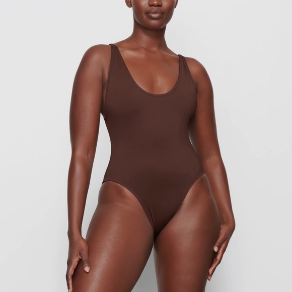🤎SKIMS SWIM SCOOP NECK ONE PIECE SWIMSUIT IN COCOA XS L - Picture 1 of 5